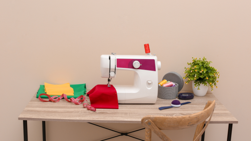 Diferenças entre overloque, galoneira e costura reta explicadas por Cristiane Ruon dos Santos.