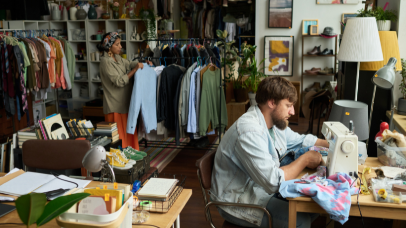 Qual é a diferença entre costura reta, overloque e galoneira? Descubra neste artigo Cristiane Ruon dos Santos esclarece a diferença entre costura reta, overloque e galoneira.