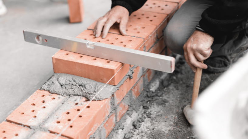 Pequenos erros de prumo e nível na alvenaria podem gerar grandes custos ao longo da construção, tema abordado por Valderci Malagosini Machado neste conteúdo técnico e esclarecedor.