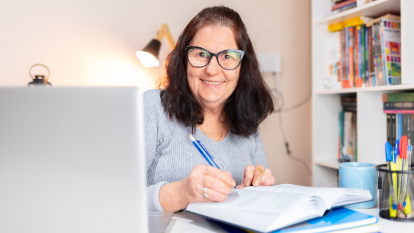 Ao abordar a Educação de Jovens e Adultos (EJA) como compromisso contínuo do poder público, Sérgio Bento De Araújo apresenta reflexões sobre acesso, permanência e efetividade das políticas educacionais.