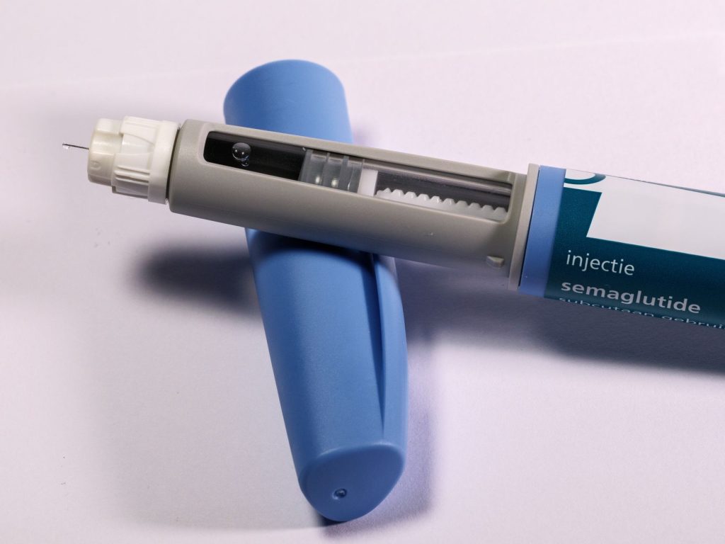 Canetas para emagrecer entram na avaliação da Conitec para possível uso no SUS Caneta de aplicação de semaglutida sobre uma superfície clara.